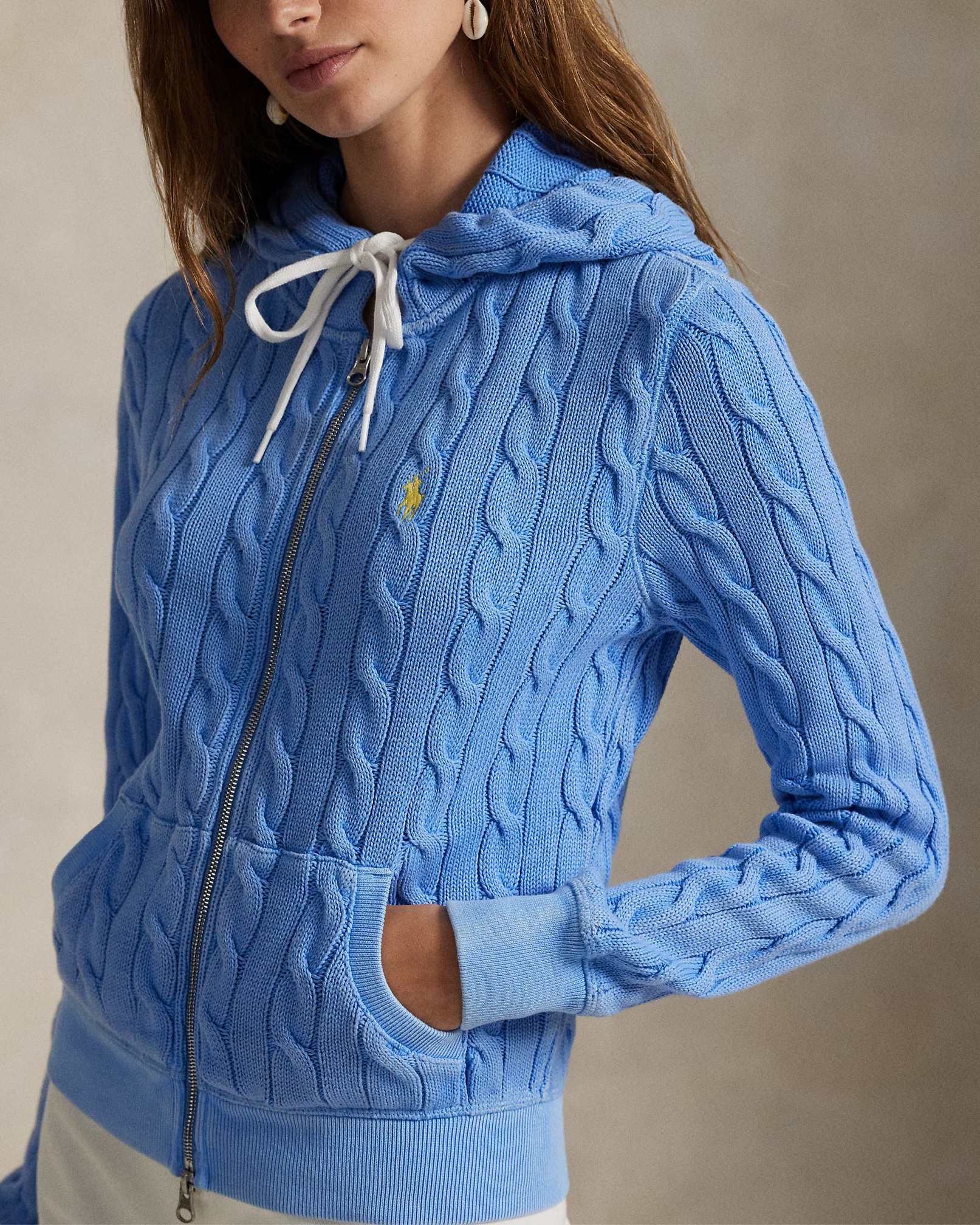 Kapuzensweatjacke aus Baumwolle im Zopfstrick