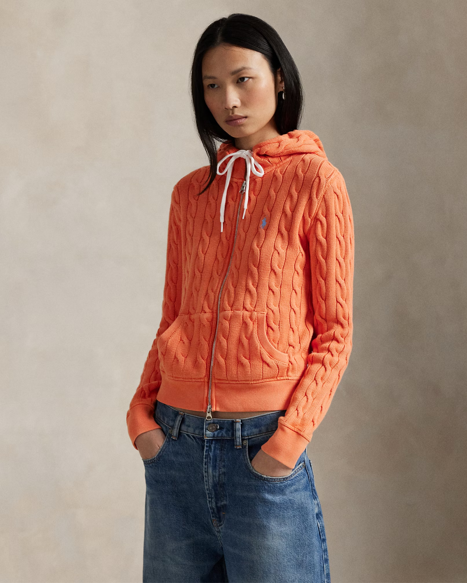 Kapuzensweatjacke aus Baumwolle im Zopfstrick