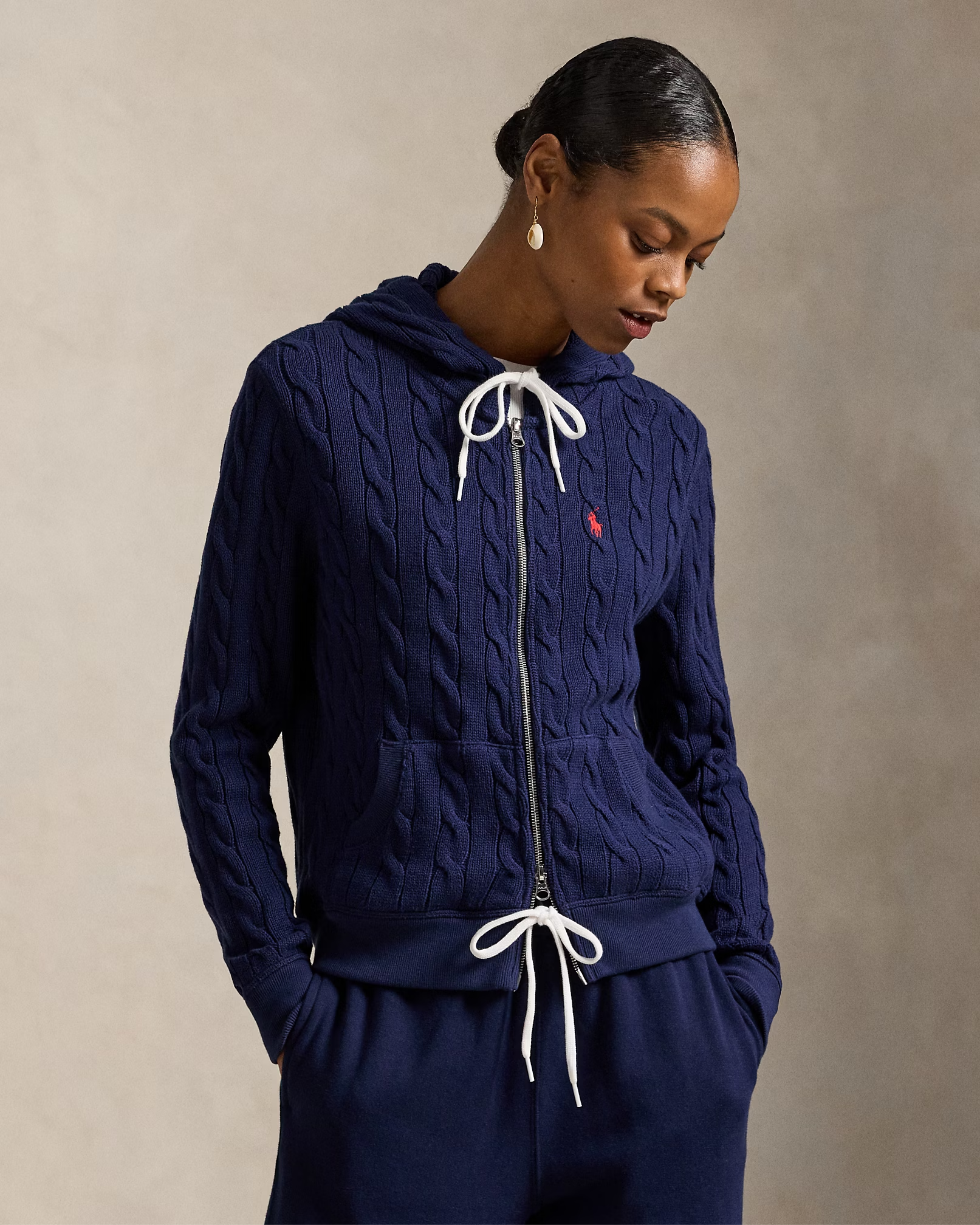 Kapuzensweatjacke aus Baumwolle im Zopfstrick