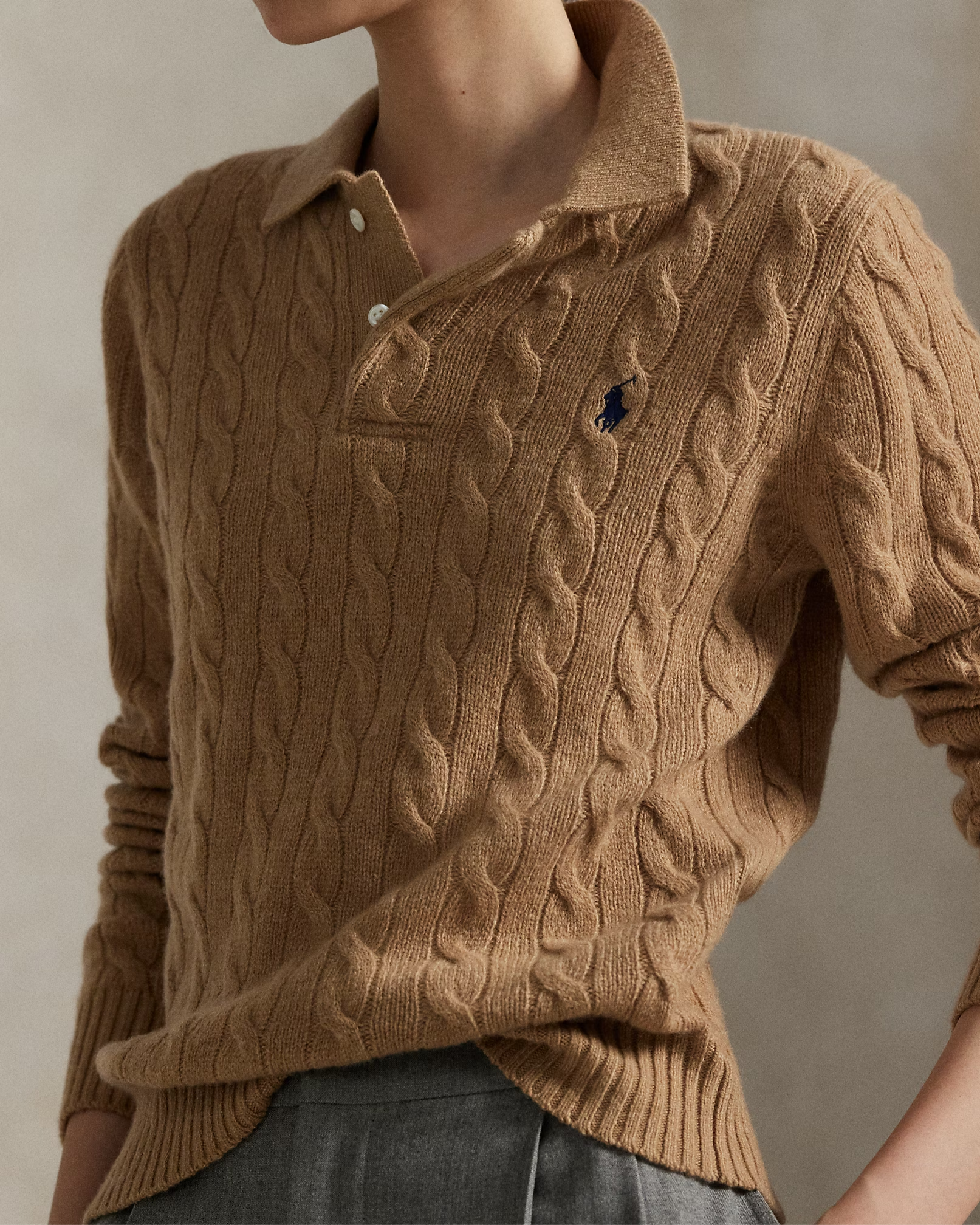 Pullover aus Wolle-Kaschmir im Zopfstrick