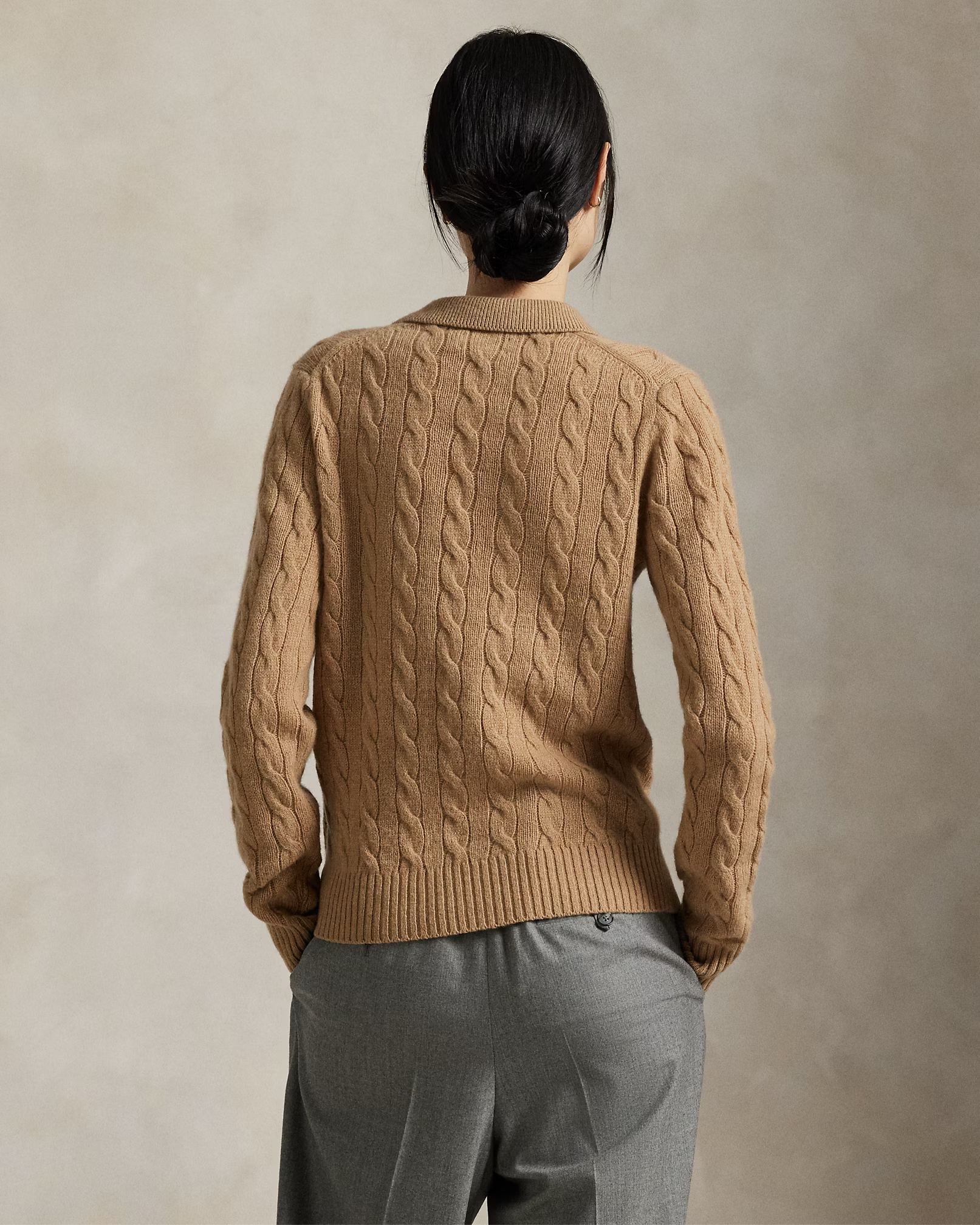 Pullover aus Wolle-Kaschmir im Zopfstrick